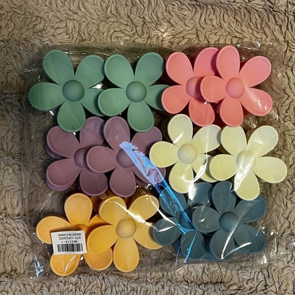 $4 ADD ON ITEM - Pastel Pink Daisy Flower Hair Claw Clip Floral Hair Accessory - Picture 4 of 4